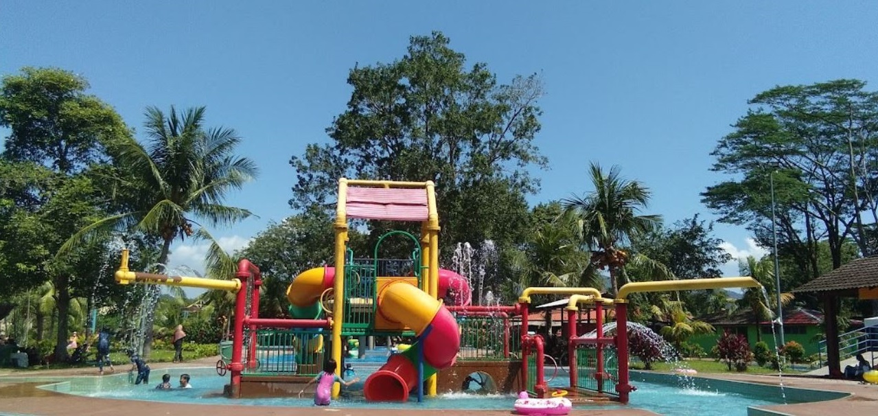 Wet World Air Panas Pedas Resort
Located by the main road to Rembau, get ready to have some fun under the sun at Wet World Air Panas Pedas Resort. Apart from operating as a water theme park, it also has the added ‘wow’ factor as the first natural hot spring water park in Negeri Sembilan. The exciting slides, rides and children’s wet playground at the water park include the Kembar Pedas Slide, Kiddie Slide, Lazy River and Wave Pool.

On the other hand, some of the popular land-based rides are the Star Wheel and Turtle Ride. Alternatively, head to the natural hot spring to rest and relax after stopping by the submerged Reflexology Walk. It should be noted that the hot spring water is believed to contain minerals with healing properties to provide relief for arthritis, body aches, joint pains and skin ailments.